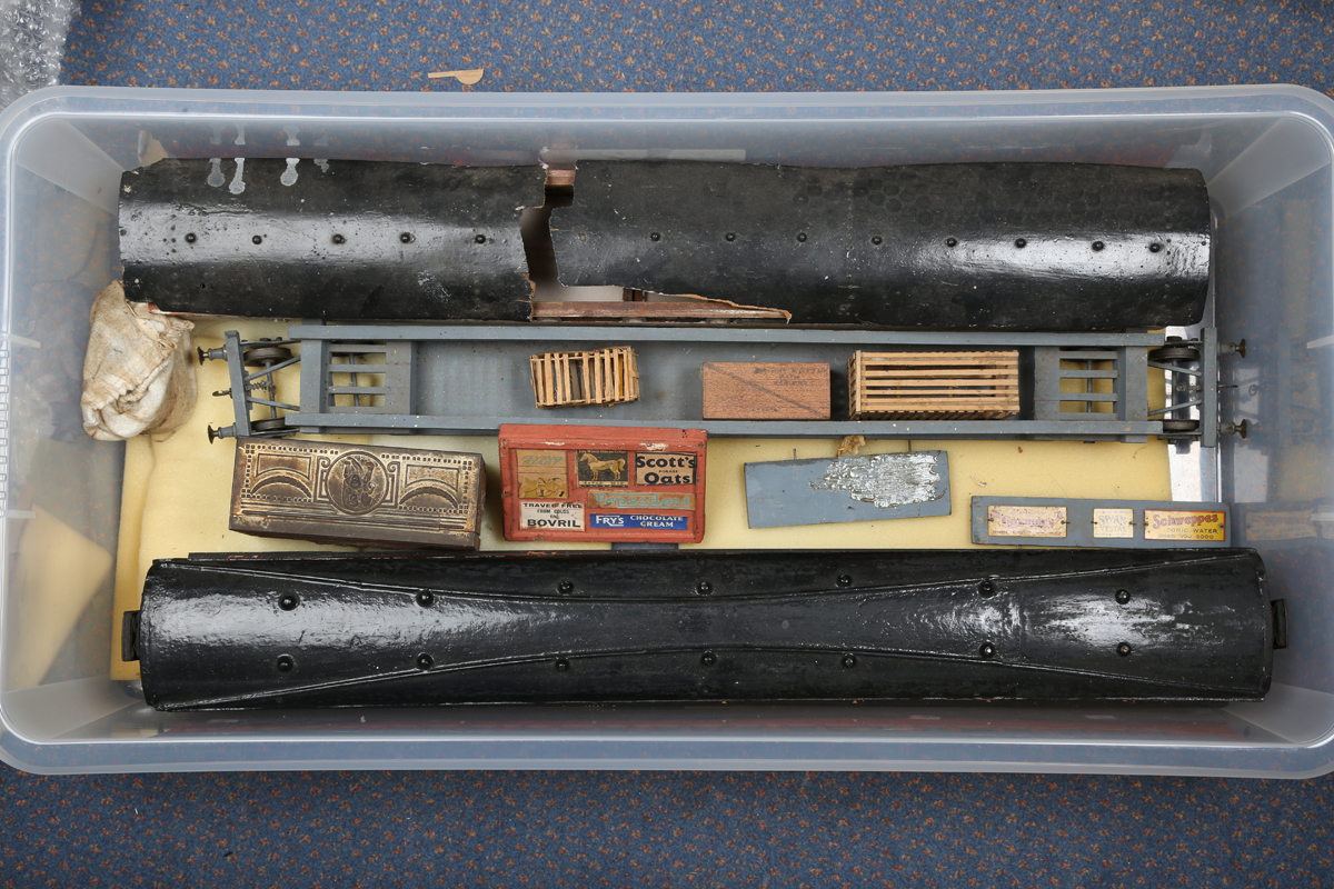 A collection of gauge 1 trains and accessories, comprising electric 4-6-0 locomotive and tender in - Bild 25 aus 55