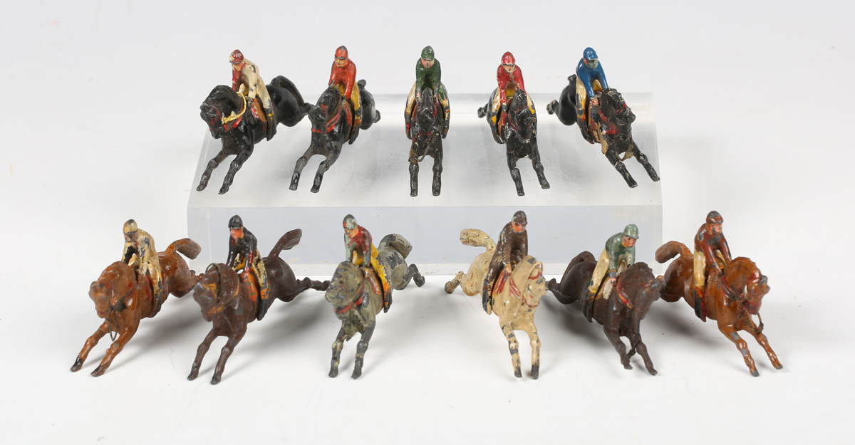 A collection of Britains, John Hill & Co and other lead figures and accessories, including station - Bild 7 aus 15