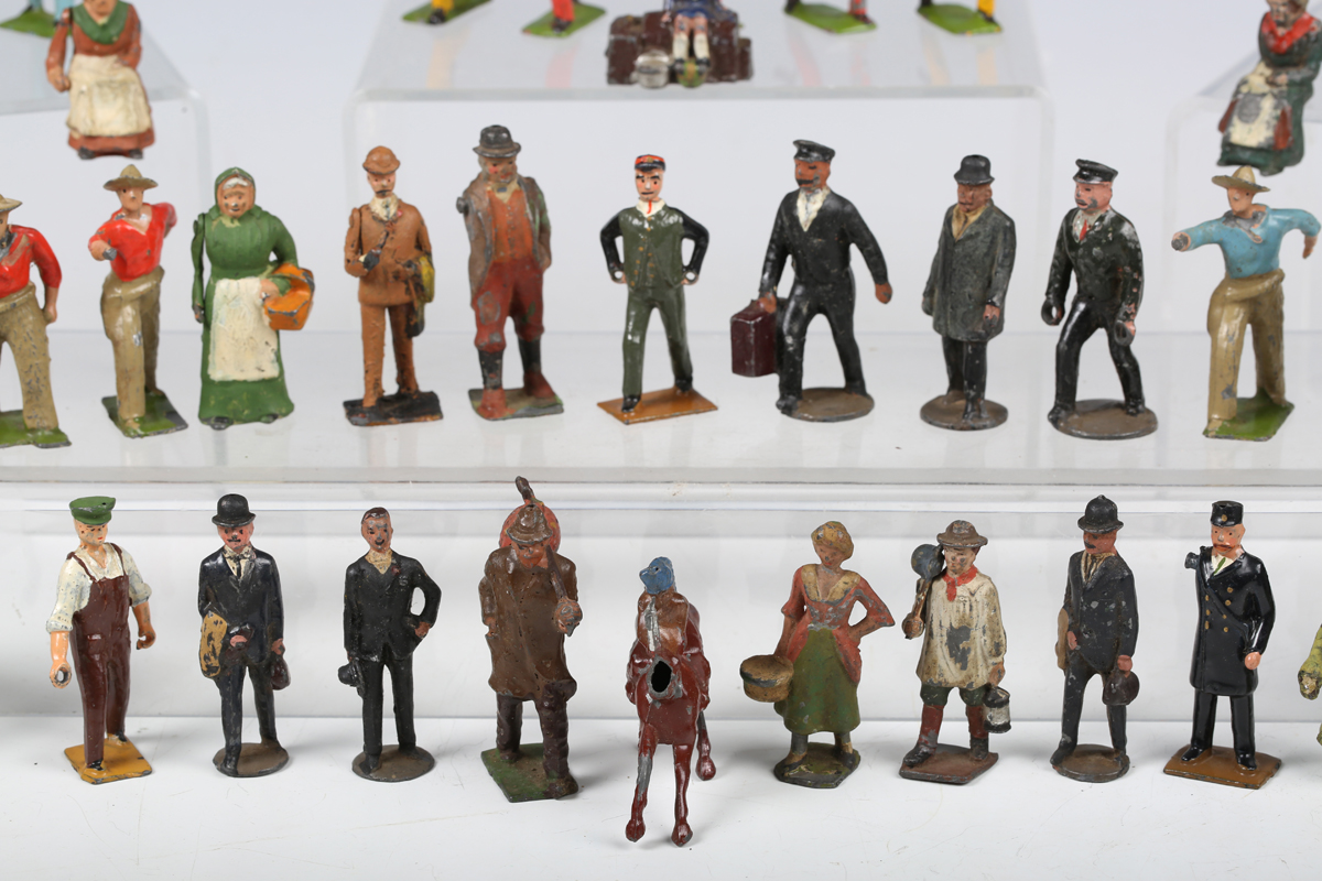 A collection of Britains, John Hill & Co and other lead figures and accessories, including station - Bild 14 aus 15