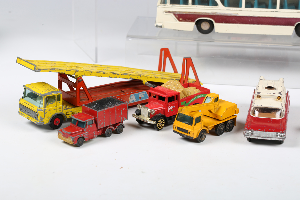 A collection of diecast vehicles, including three Corgi Toys Chipperfield's Circus vehicles, Dinky - Bild 11 aus 19