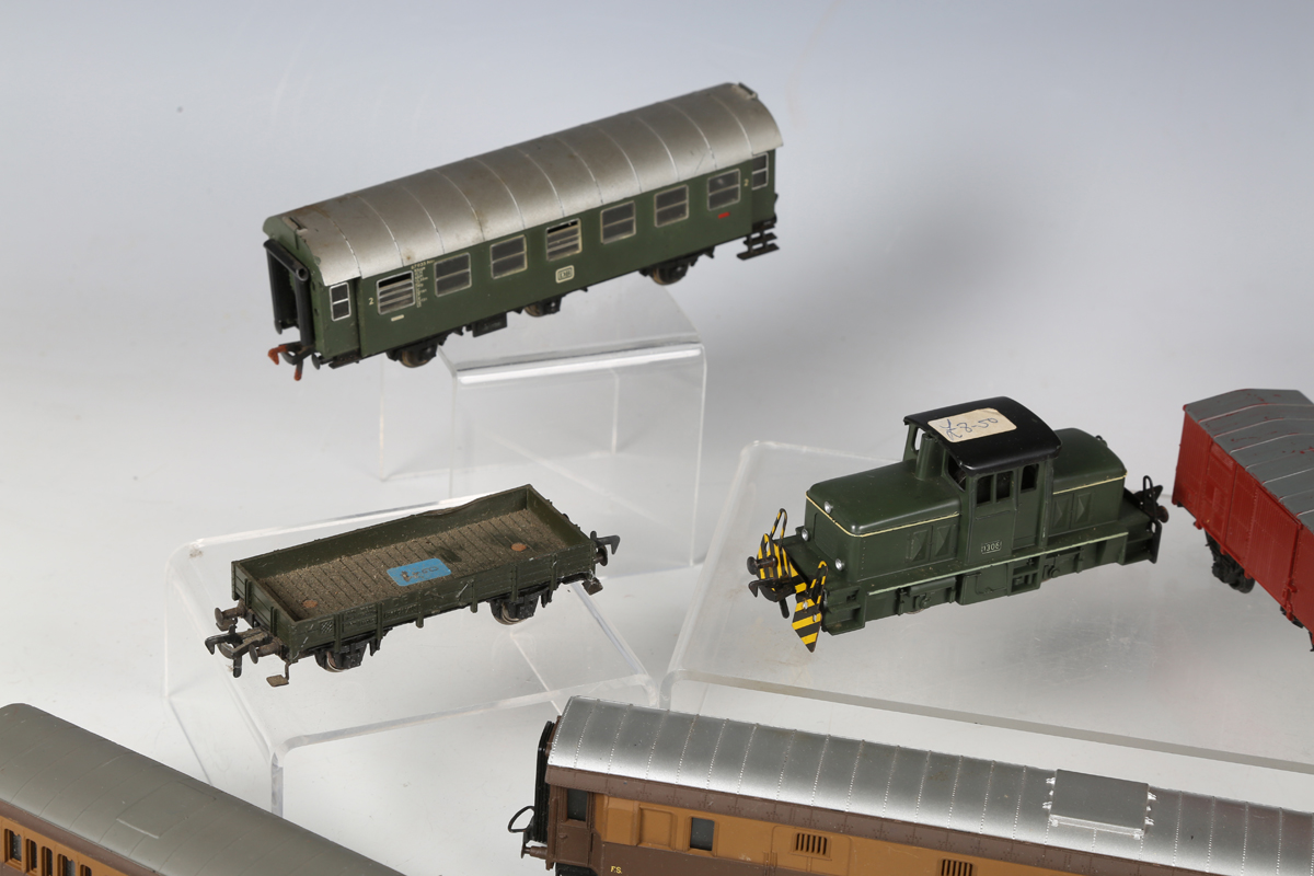 A collection of Liliput, RoCo, Rivarossi and Replica Railways coaches and goods rolling stock, - Bild 15 aus 16