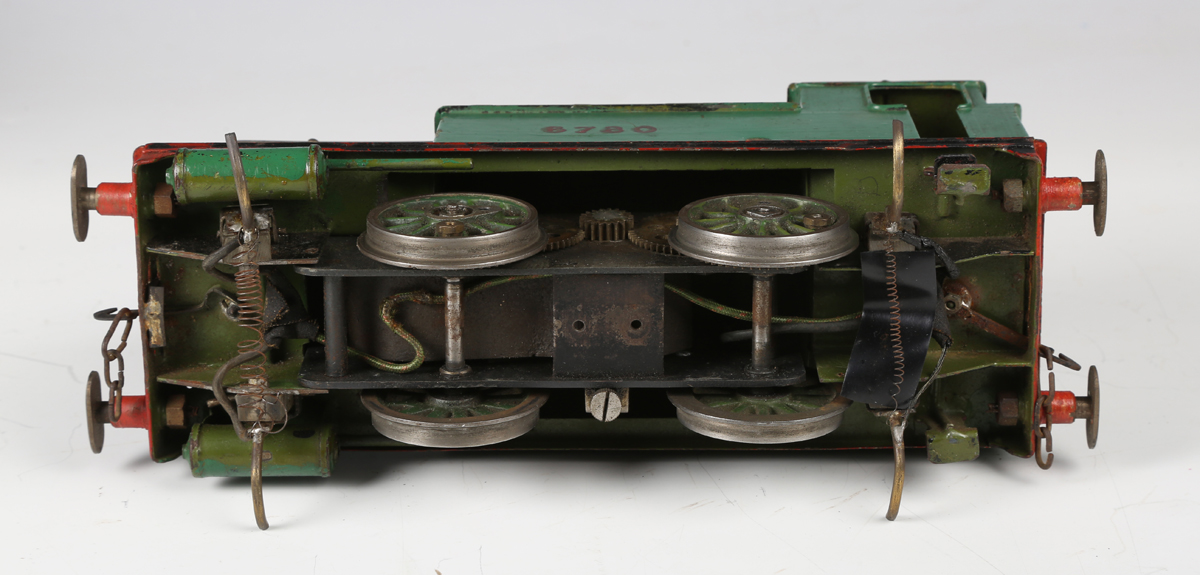 A collection of gauge 1 trains and accessories, comprising electric 4-6-0 locomotive and tender in - Bild 34 aus 55