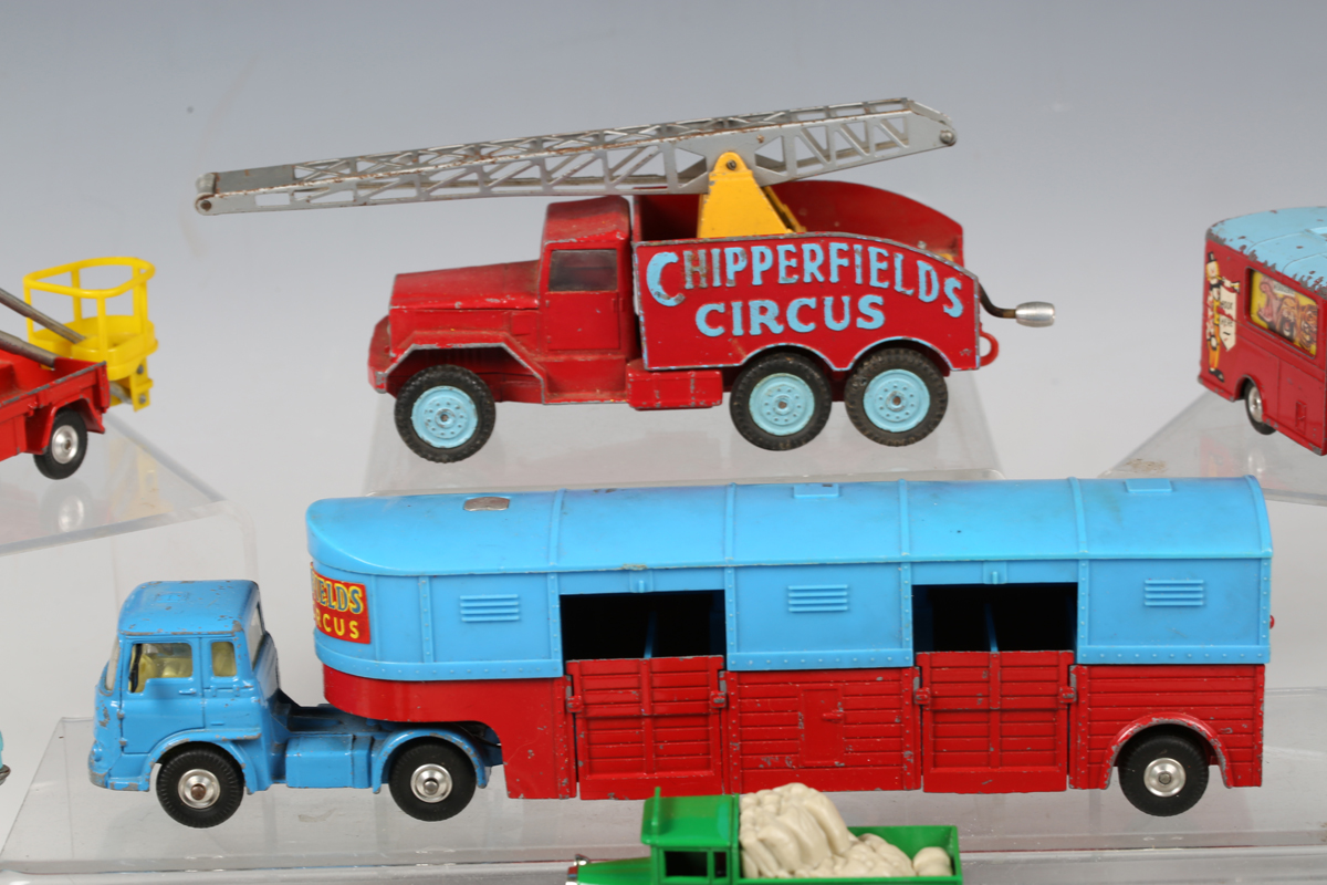 A collection of diecast vehicles, including three Corgi Toys Chipperfield's Circus vehicles, Dinky - Bild 14 aus 19