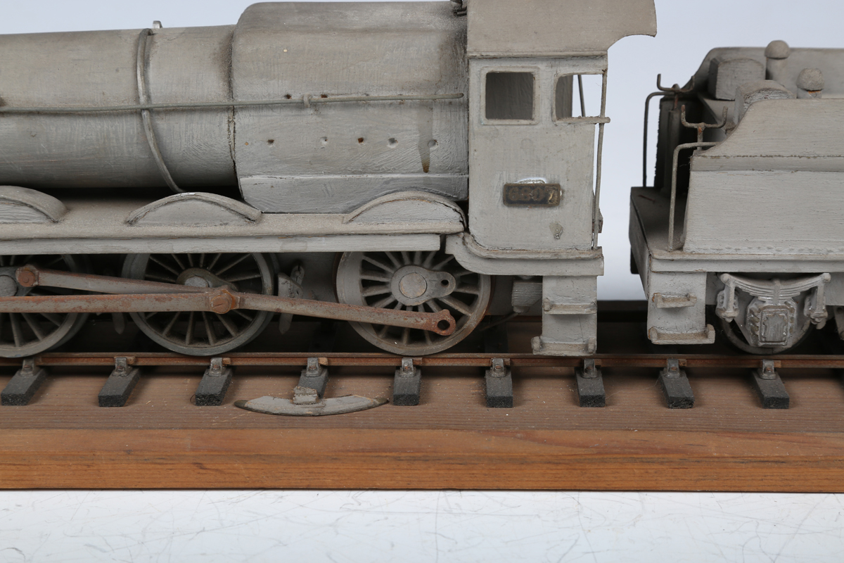 A wooden gauge O model of a 4-6-0 steam locomotive 6807 'Hewell Grange' and tender in WD grey - Bild 6 aus 11