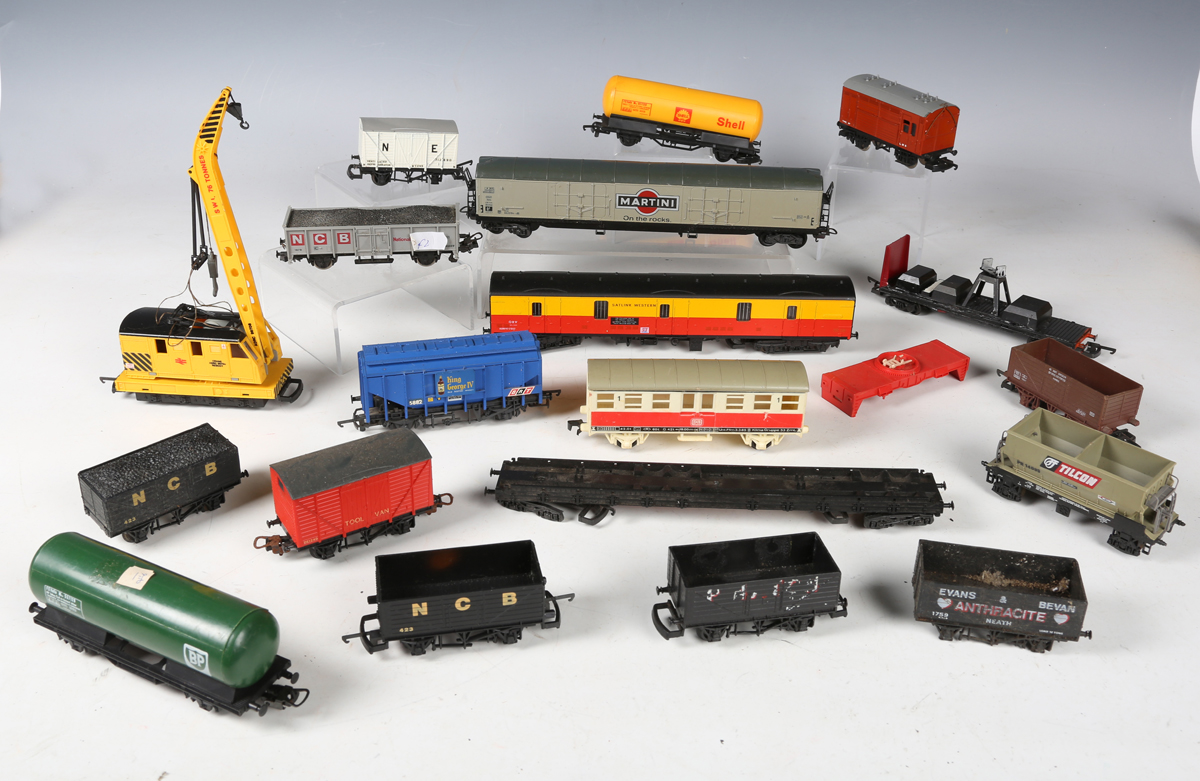 A good collection of Lima gauge OO coaches and goods rolling stock in various liveries, some - Bild 20 aus 25