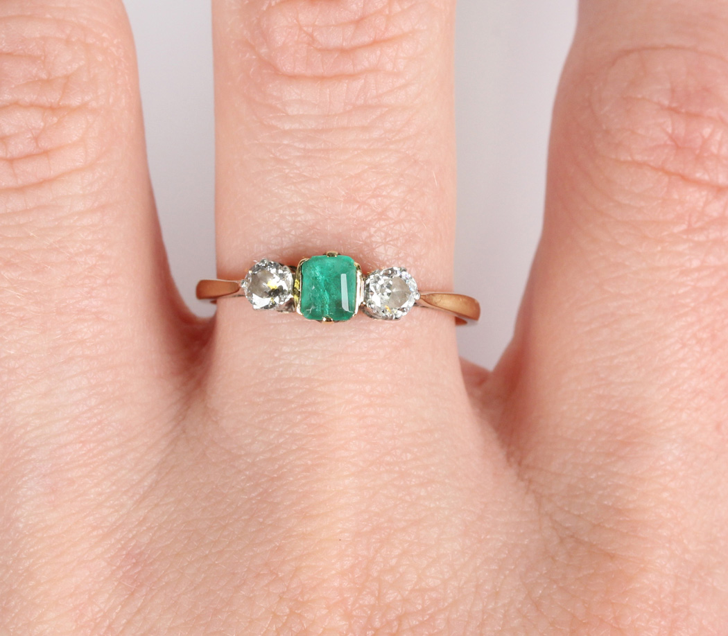 A gold, platinum, emerald and diamond three stone ring, mounted with a rectangular cut emerald - Bild 2 aus 5