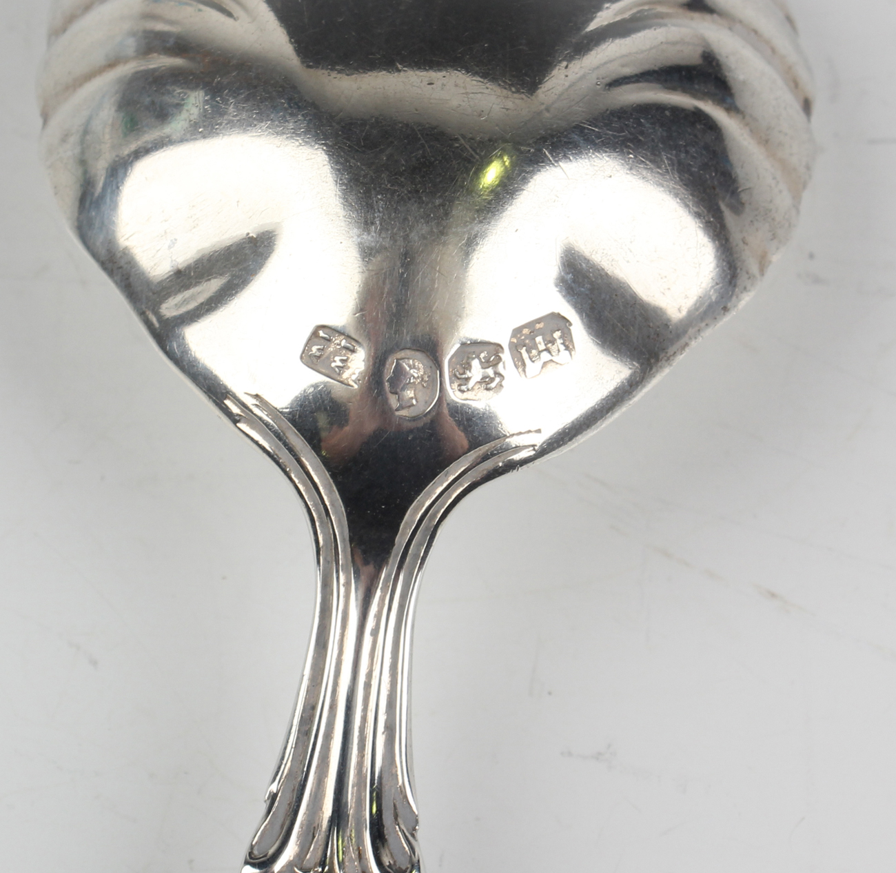 A Victorian silver Albert pattern caddy spoon with scallop shell bowl, Exeter, no date letter, by - Bild 2 aus 2