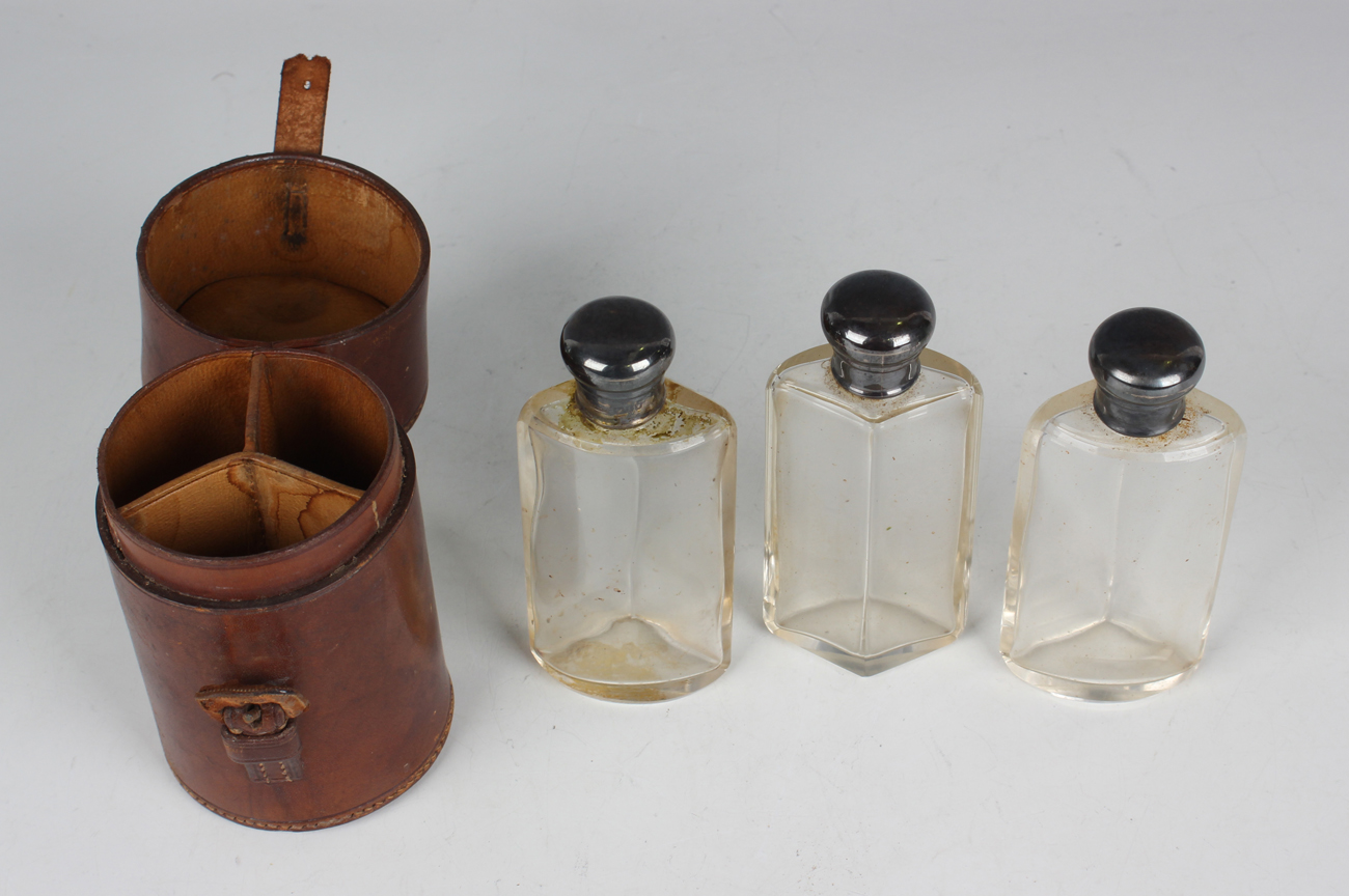 A set of three Edwardian silver mounted clear glass spirit flasks and stoppers with screw lids, - Bild 4 aus 4