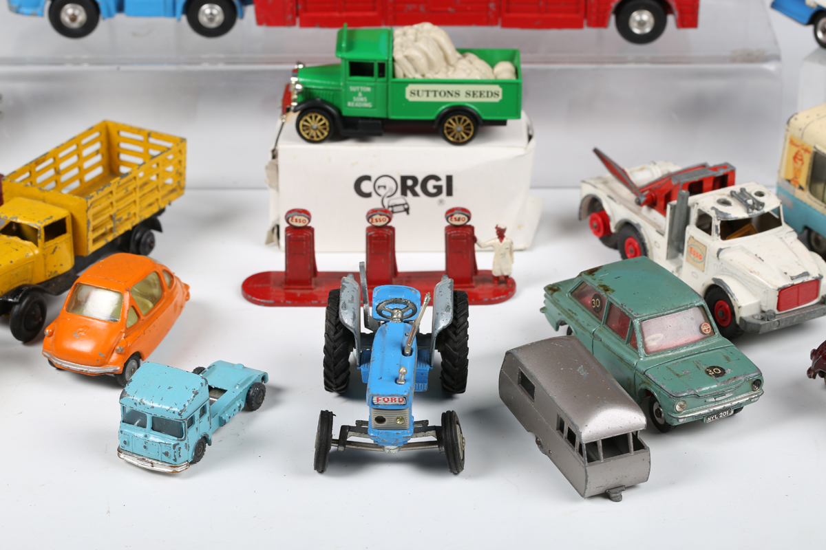 A collection of diecast vehicles, including three Corgi Toys Chipperfield's Circus vehicles, Dinky - Bild 18 aus 19