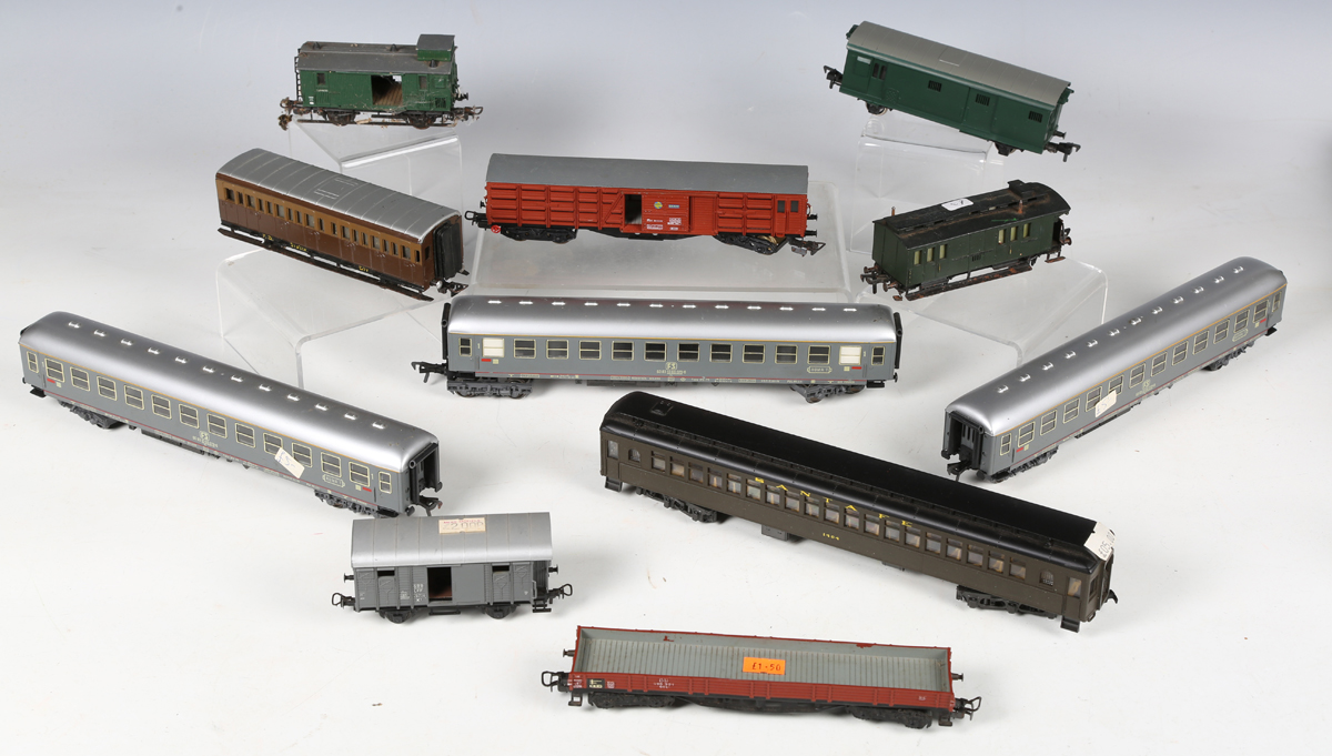 A collection of Liliput, RoCo, Rivarossi and Replica Railways coaches and goods rolling stock, - Bild 11 aus 16