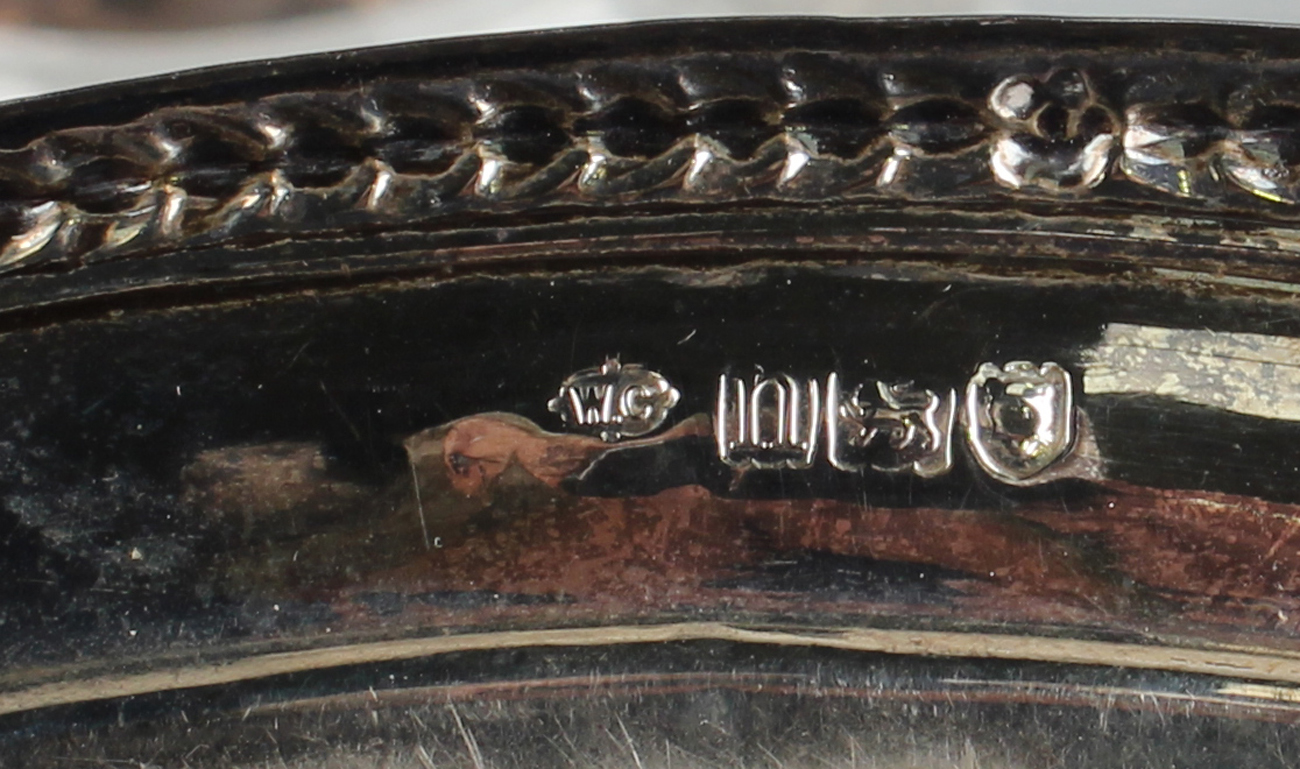 An Edwardian silver ten-piece dressing table set, embossed with classical figures and bellflower - Bild 2 aus 2