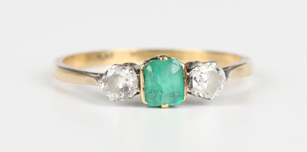 A gold, platinum, emerald and diamond three stone ring, mounted with a rectangular cut emerald - Bild 5 aus 5