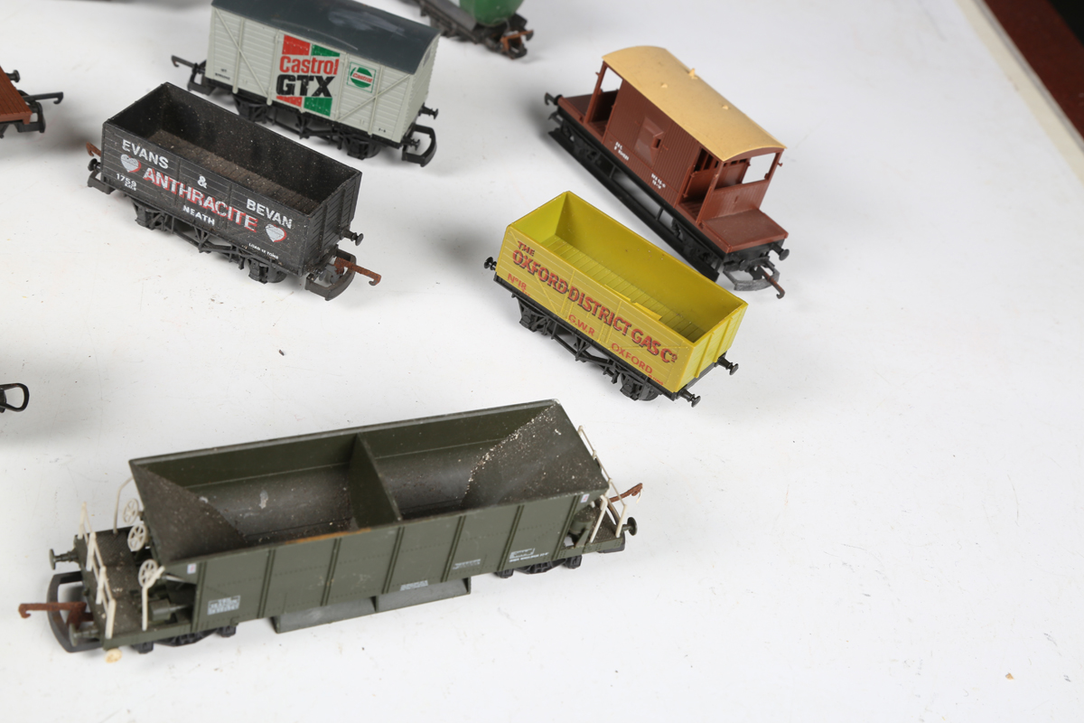 A good collection of Lima gauge OO coaches and goods rolling stock in various liveries, some - Bild 21 aus 25