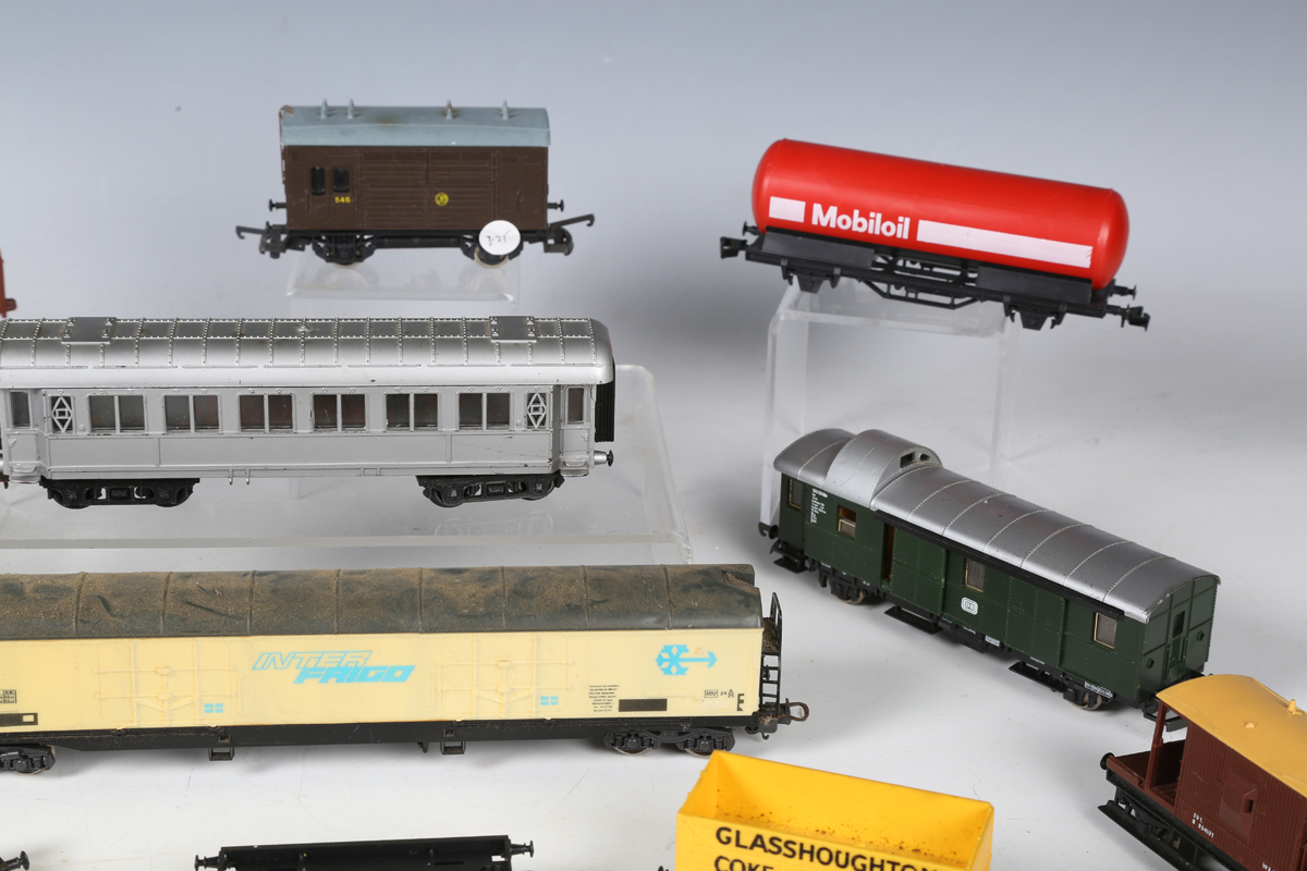 A good collection of Lima gauge OO coaches and goods rolling stock in various liveries, some - Bild 15 aus 25
