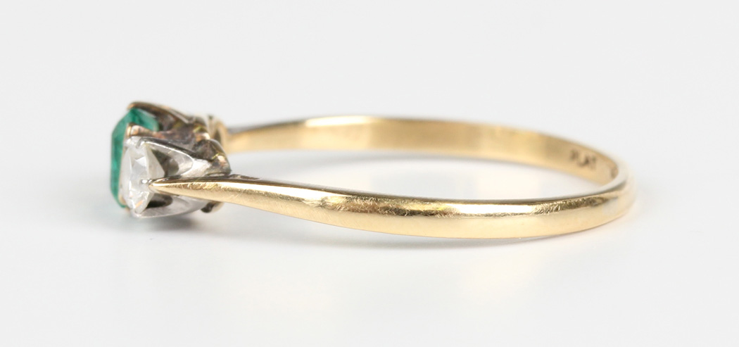 A gold, platinum, emerald and diamond three stone ring, mounted with a rectangular cut emerald - Bild 4 aus 5