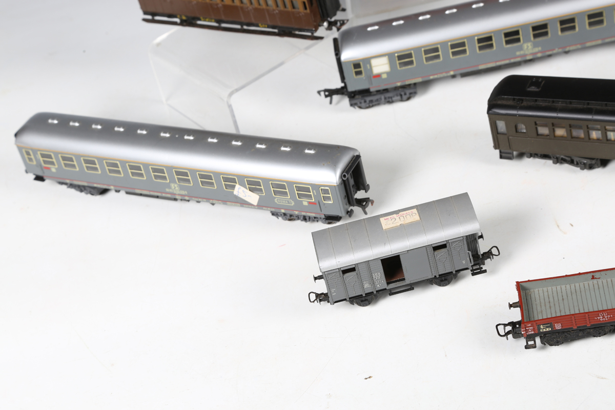 A collection of Liliput, RoCo, Rivarossi and Replica Railways coaches and goods rolling stock, - Bild 8 aus 16