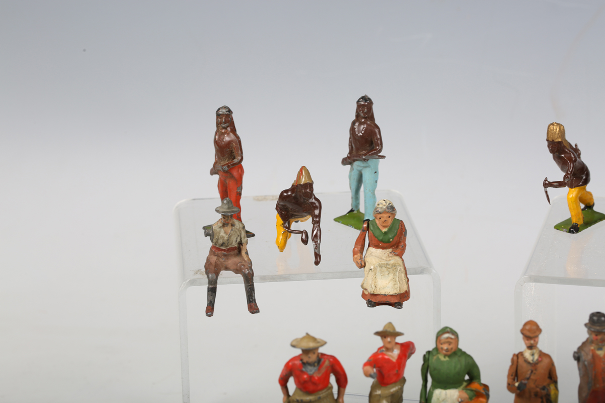 A collection of Britains, John Hill & Co and other lead figures and accessories, including station - Bild 12 aus 15