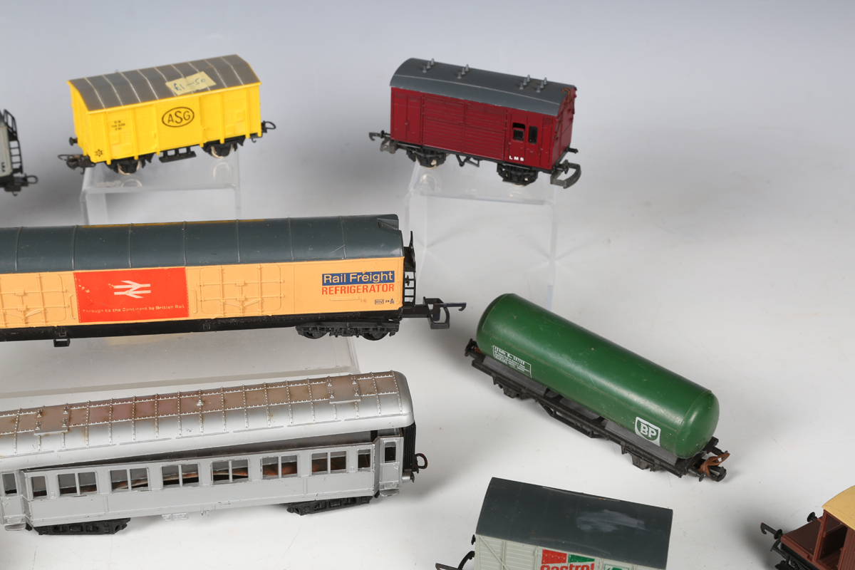 A good collection of Lima gauge OO coaches and goods rolling stock in various liveries, some - Bild 25 aus 25