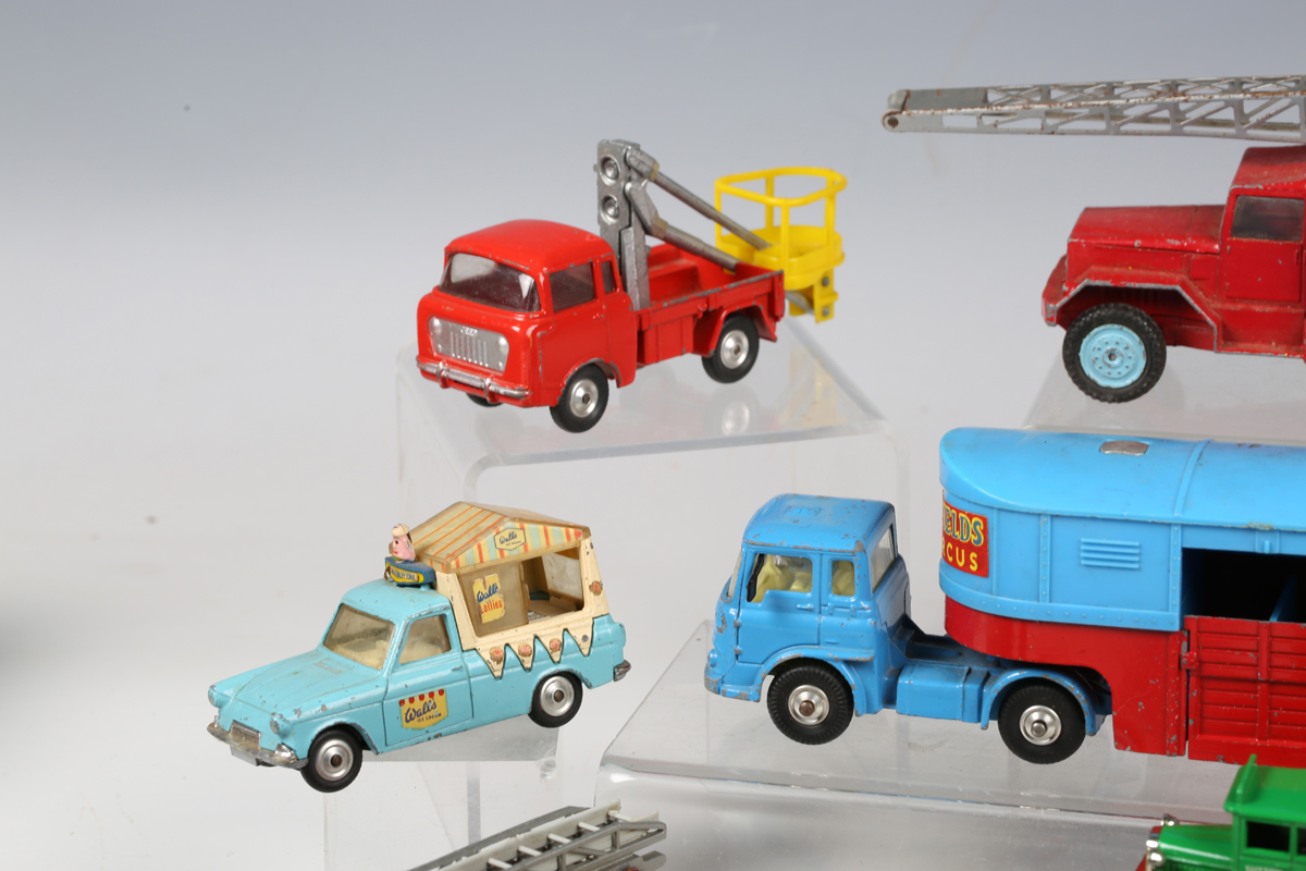 A collection of diecast vehicles, including three Corgi Toys Chipperfield's Circus vehicles, Dinky - Bild 15 aus 19