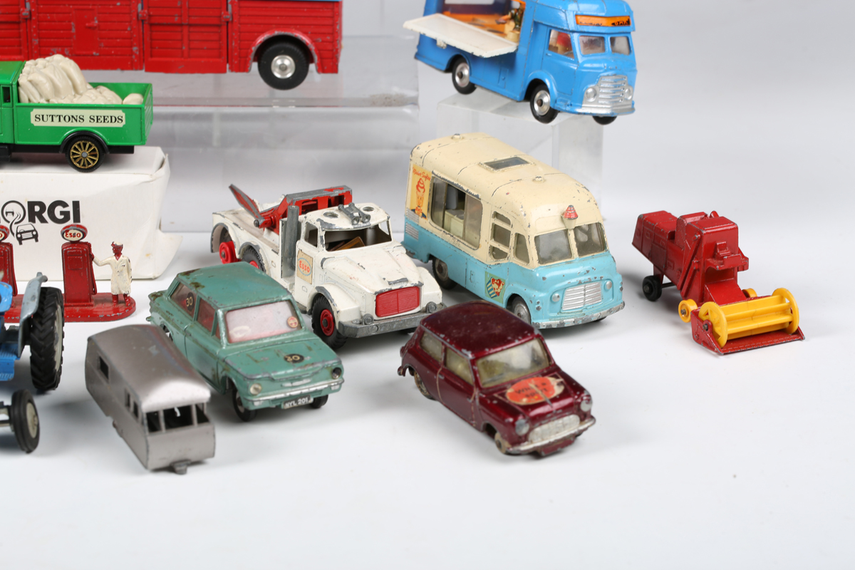 A collection of diecast vehicles, including three Corgi Toys Chipperfield's Circus vehicles, Dinky - Bild 16 aus 19