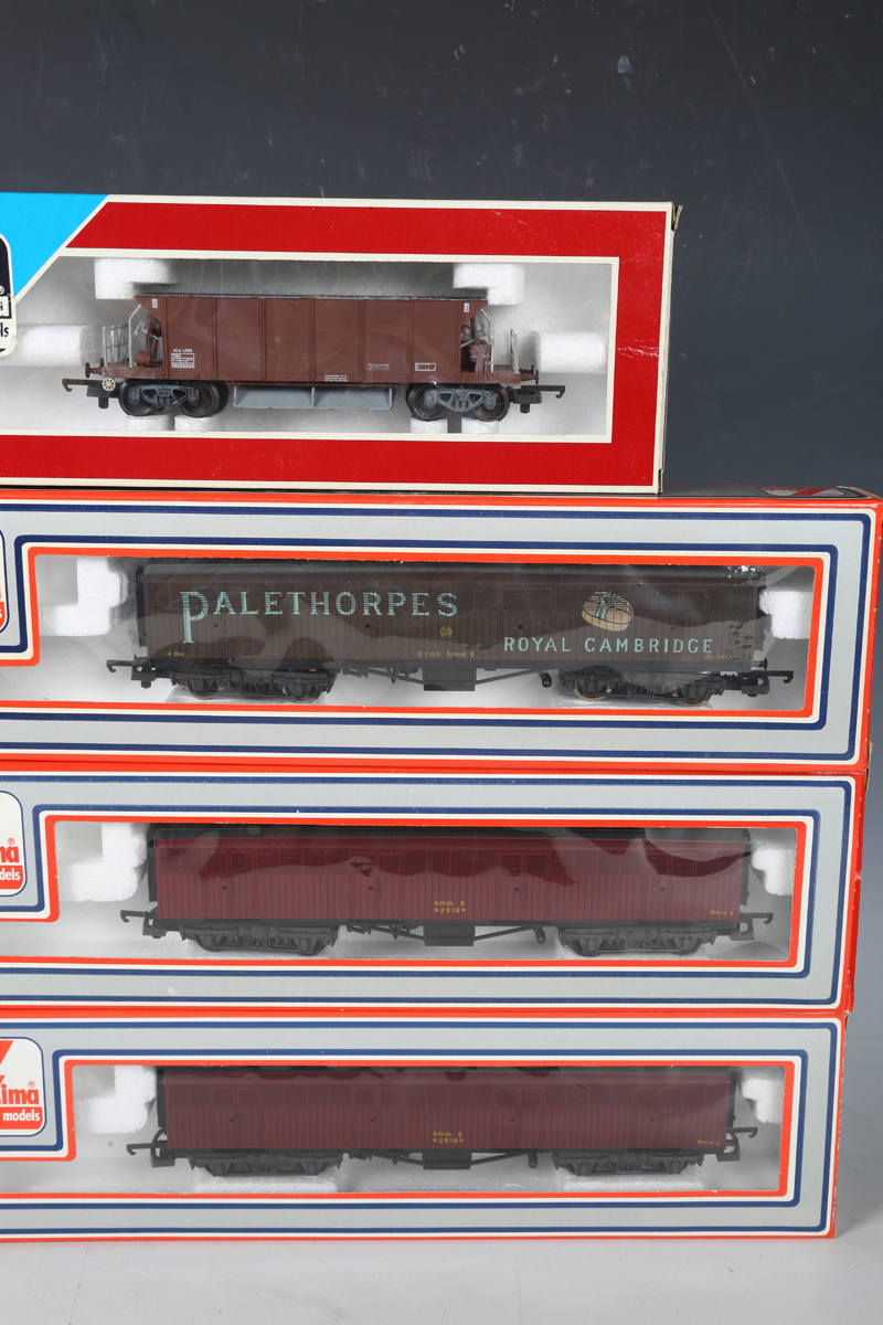 A good collection of Lima gauge OO coaches and goods rolling stock in various liveries, some - Bild 8 aus 25