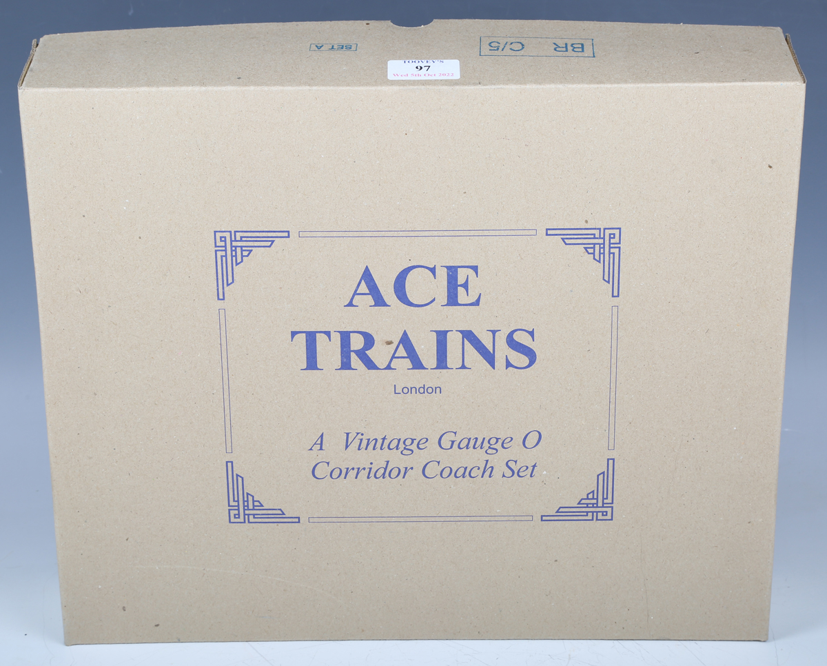 An Ace Trains gauge O C/5 set of three BR Mk1 coaches in red and cream, boxed.Buyer’s Premium 29. - Bild 2 aus 9
