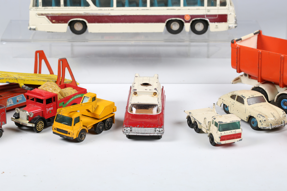 A collection of diecast vehicles, including three Corgi Toys Chipperfield's Circus vehicles, Dinky - Bild 10 aus 19