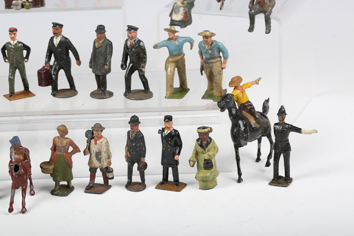 A collection of Britains, John Hill & Co and other lead figures and accessories, including station - Bild 13 aus 15