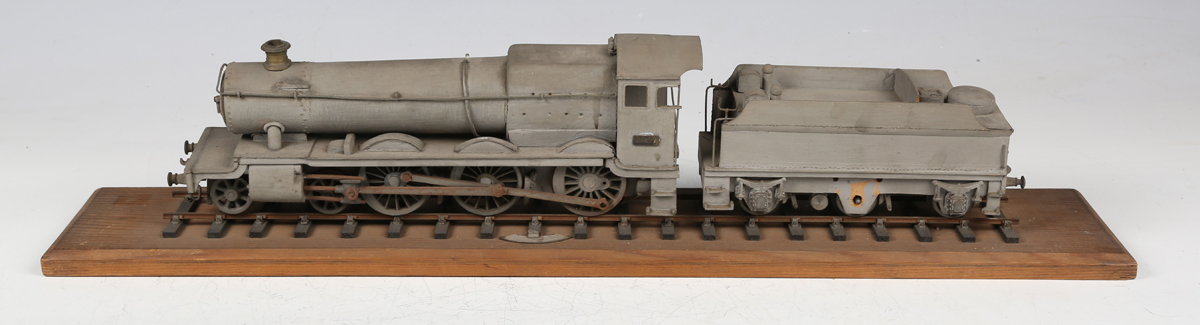 A wooden gauge O model of a 4-6-0 steam locomotive 6807 'Hewell Grange' and tender in WD grey - Bild 11 aus 11