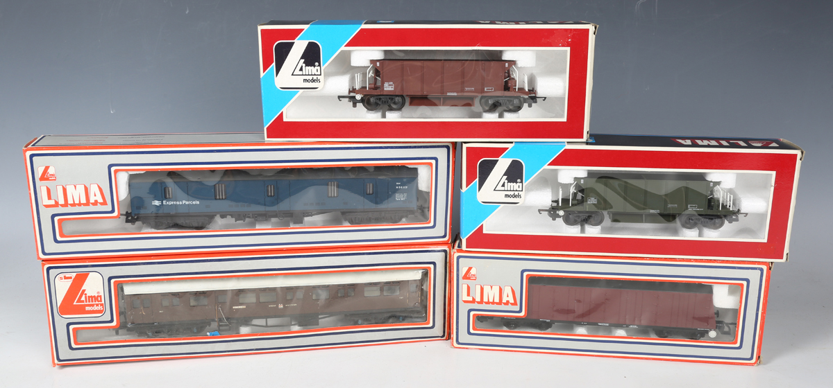 A good collection of Lima gauge OO coaches and goods rolling stock in various liveries, some - Bild 2 aus 25