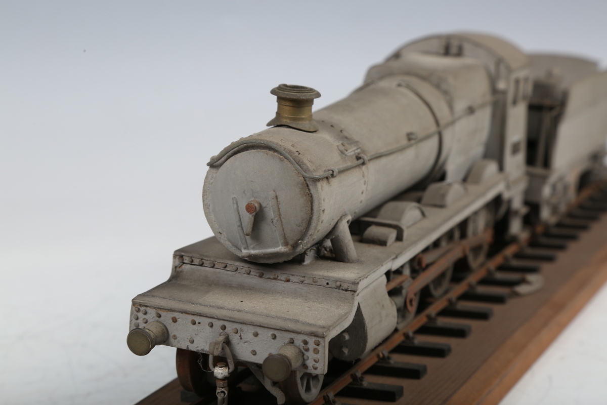 A wooden gauge O model of a 4-6-0 steam locomotive 6807 'Hewell Grange' and tender in WD grey - Bild 2 aus 11