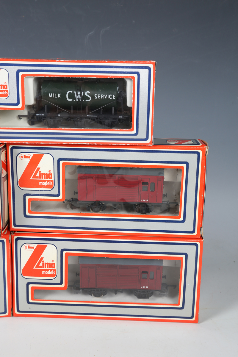 A good collection of Lima gauge OO coaches and goods rolling stock in various liveries, some - Bild 4 aus 25