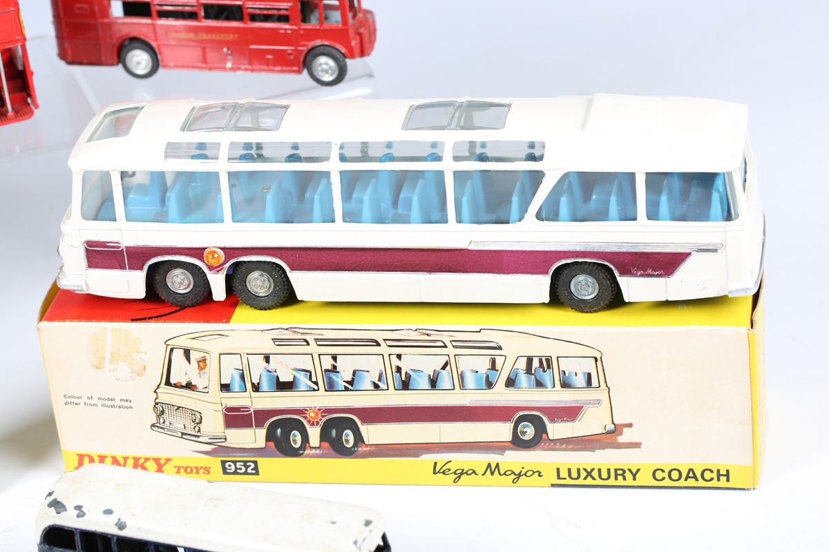 A collection of Dinky Toys vehicles, including No. 952 Vega Major luxury coach, boxed, No. 289 - Bild 10 aus 11