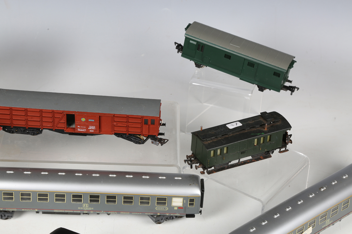 A collection of Liliput, RoCo, Rivarossi and Replica Railways coaches and goods rolling stock, - Bild 10 aus 16