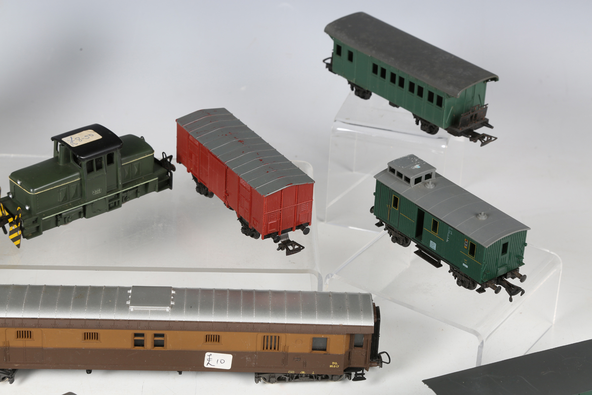 A collection of Liliput, RoCo, Rivarossi and Replica Railways coaches and goods rolling stock, - Bild 16 aus 16