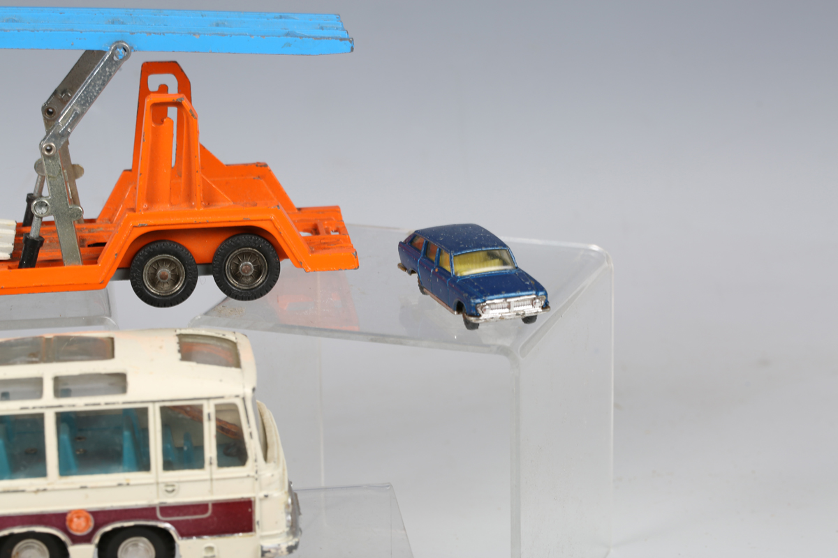A collection of diecast vehicles, including three Corgi Toys Chipperfield's Circus vehicles, Dinky - Bild 6 aus 19
