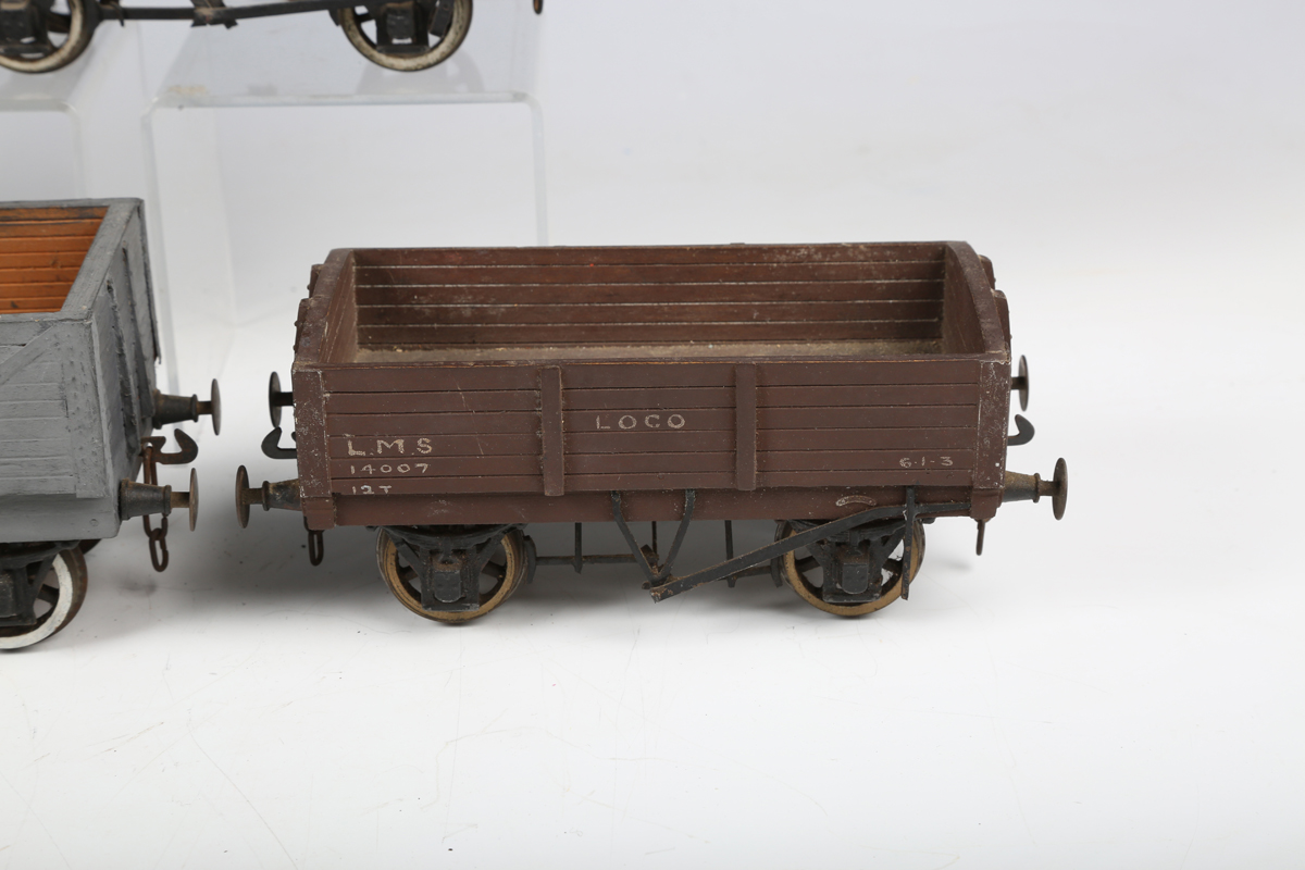A collection of gauge 1 trains and accessories, comprising electric 4-6-0 locomotive and tender in - Bild 16 aus 55