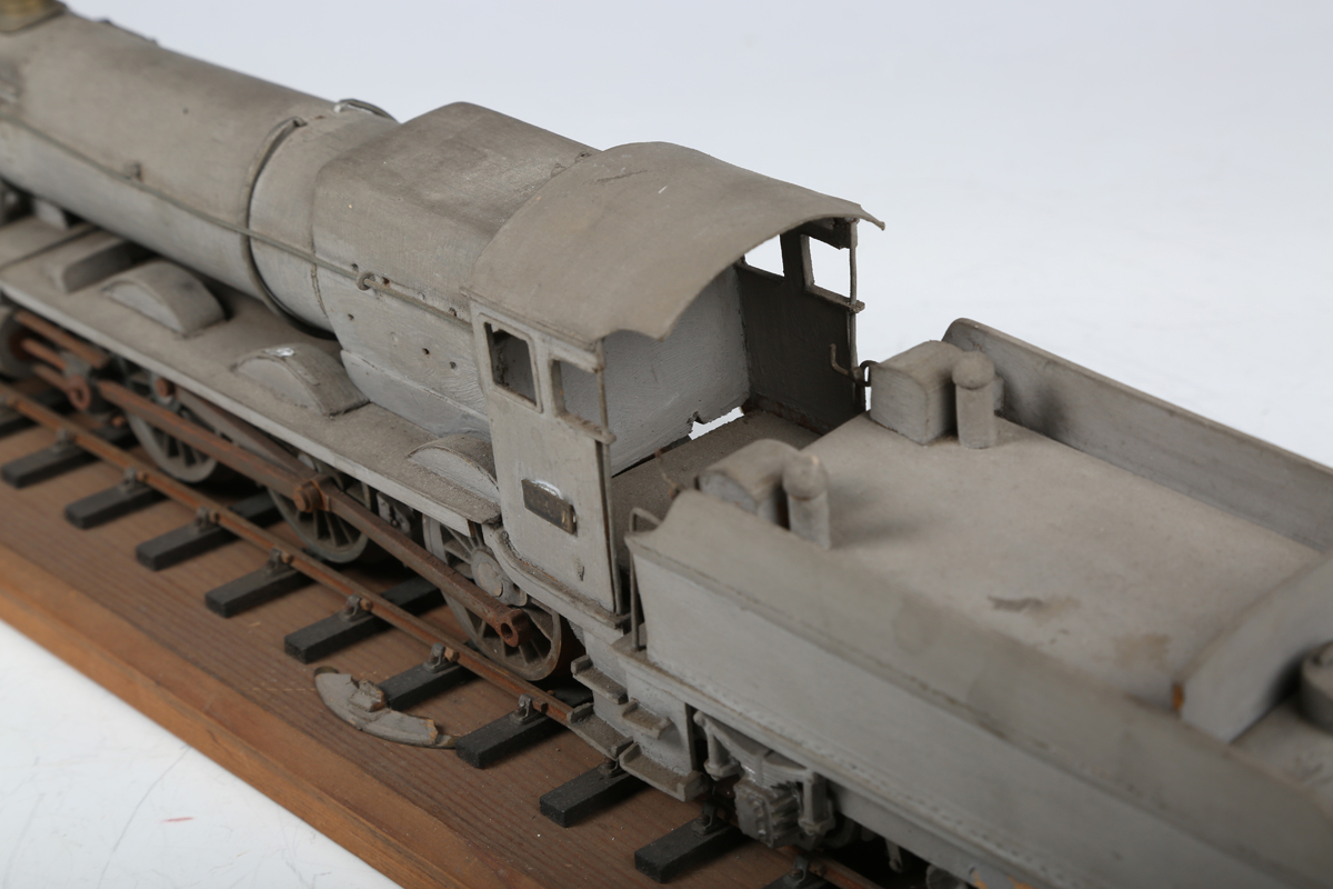 A wooden gauge O model of a 4-6-0 steam locomotive 6807 'Hewell Grange' and tender in WD grey - Bild 4 aus 11