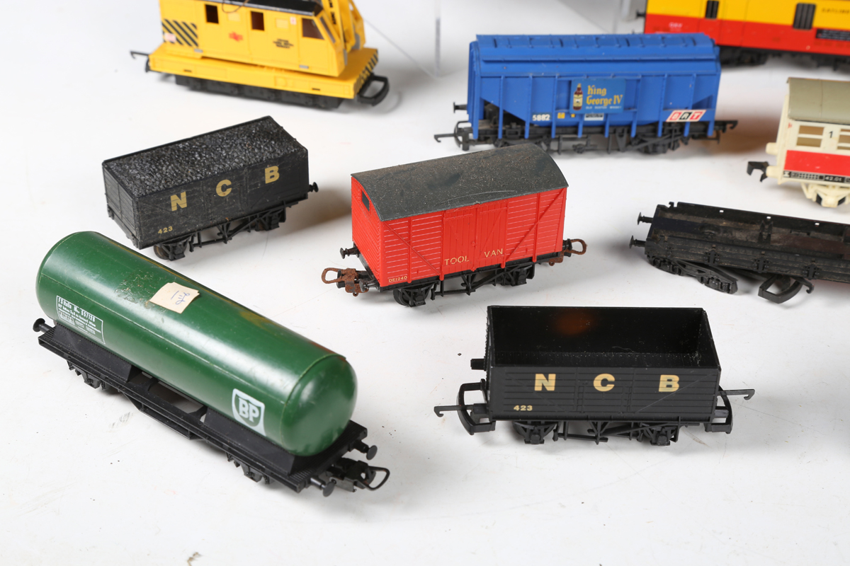 A good collection of Lima gauge OO coaches and goods rolling stock in various liveries, some - Bild 18 aus 25