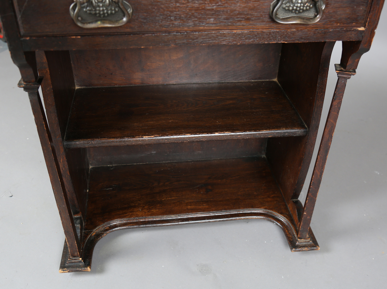 An early 20th century Arts and Crafts oak bureau bookcase, in the manner of Liberty & Co, height - Bild 6 aus 9