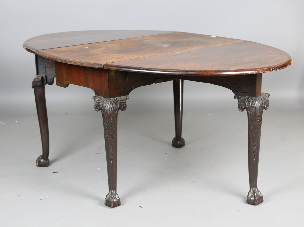 A George III Irish mahogany oval drop-flap dining table, the cabriole legs finely carved with - Bild 19 aus 20