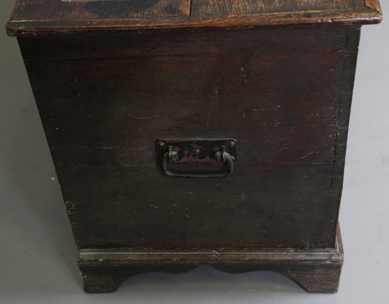 A 19th century oak mule chest, the hinged lid above a carved front, fitted with two drawers, - Bild 4 aus 12