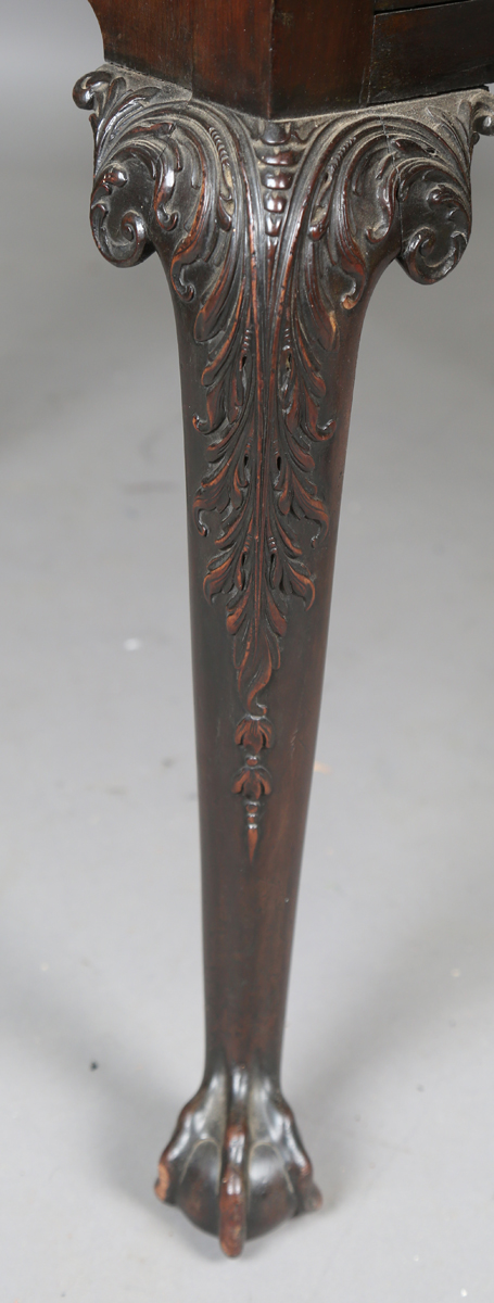 A George III Irish mahogany oval drop-flap dining table, the cabriole legs finely carved with - Bild 16 aus 20