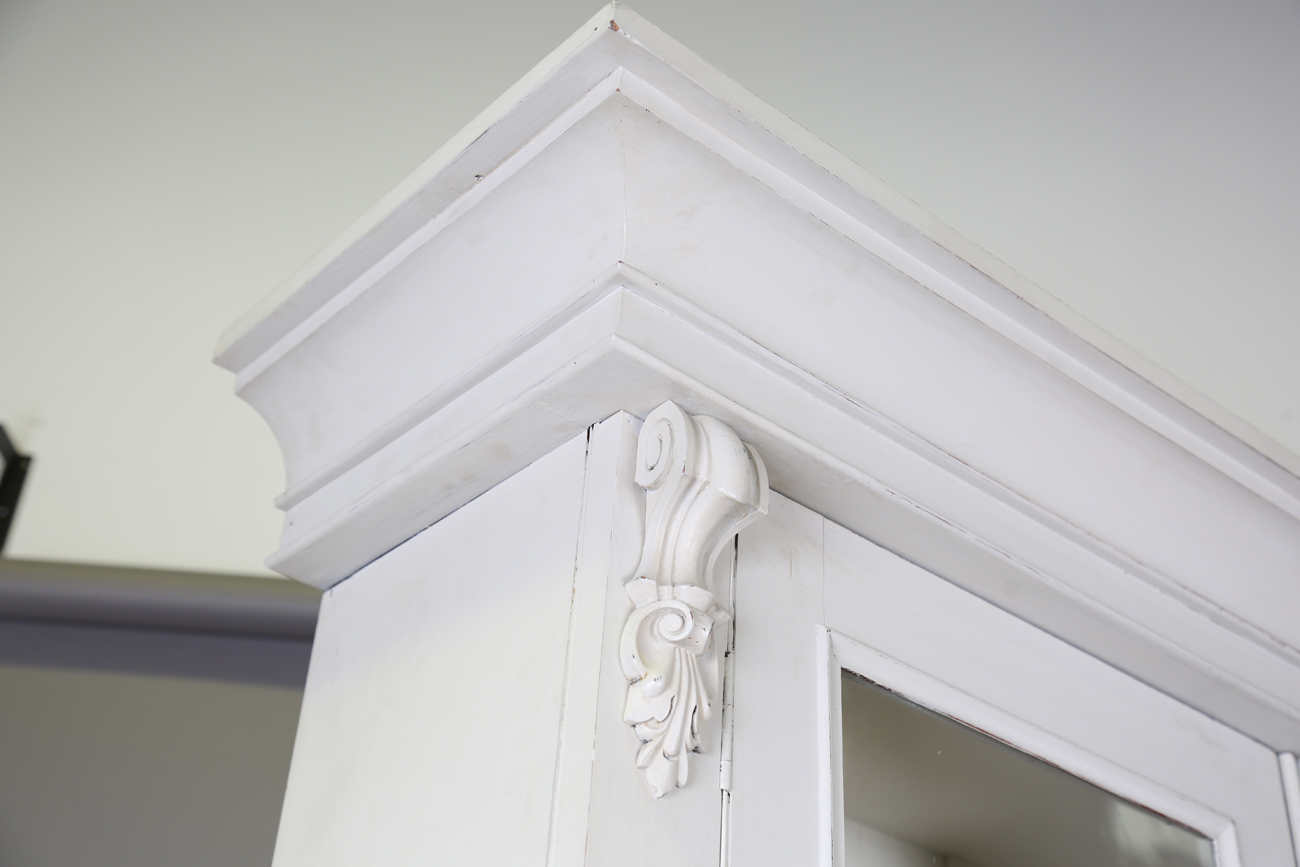 A late 19th century grey painted bookcase cabinet with carved foliate mouldings and frosted glass - Image 11 of 12