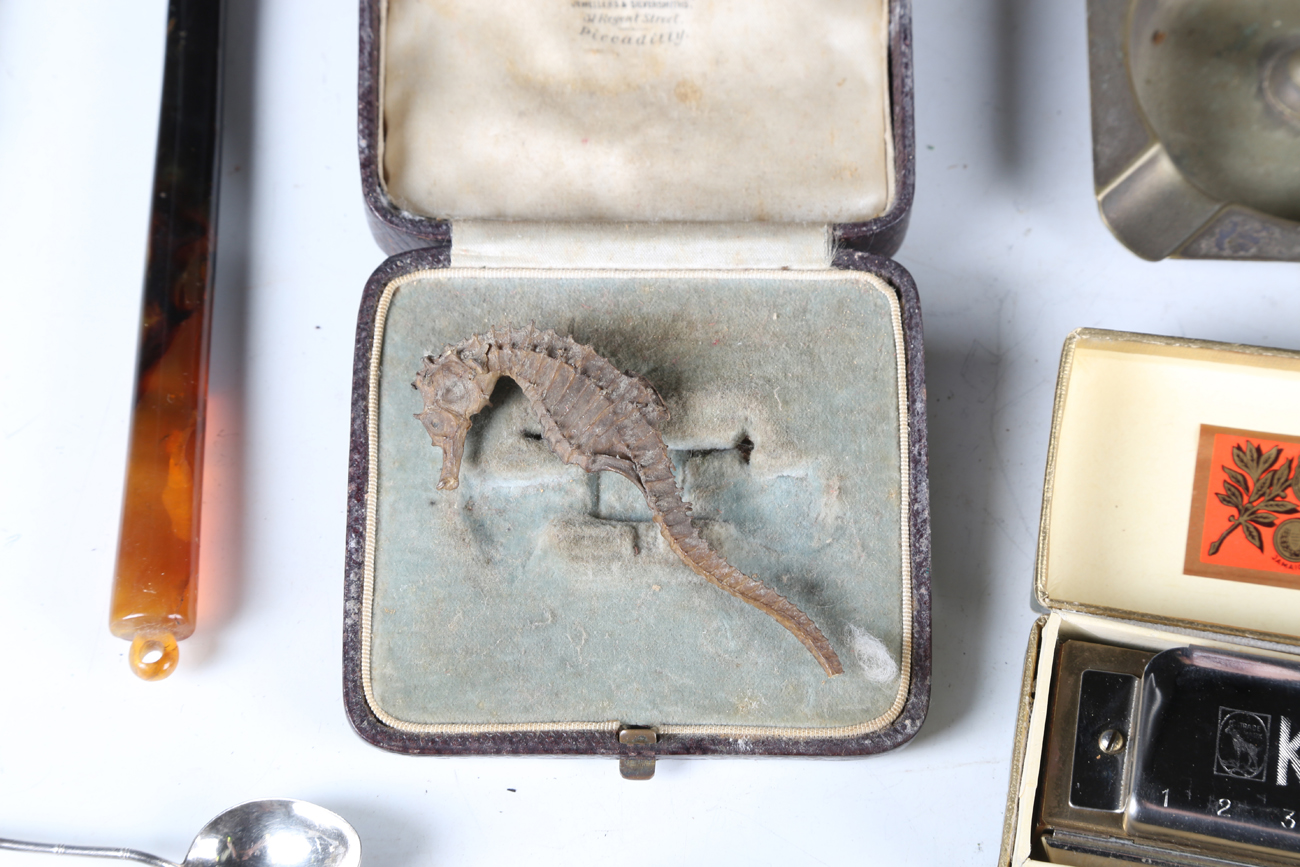 A mixed group of collectors' items, including an 18th century Dutch brass tobacco box with - Bild 2 aus 9