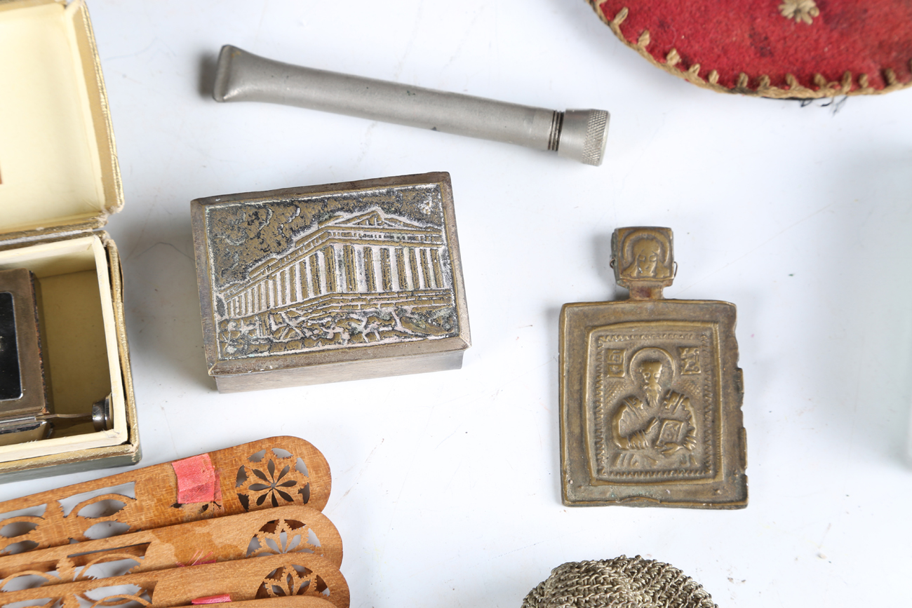 A mixed group of collectors' items, including an 18th century Dutch brass tobacco box with - Bild 5 aus 9