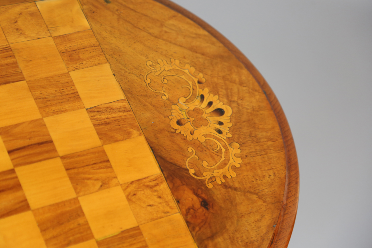 A late Victorian walnut oval games occasional table, the top inlaid with a chessboard, on a carved - Bild 5 aus 6