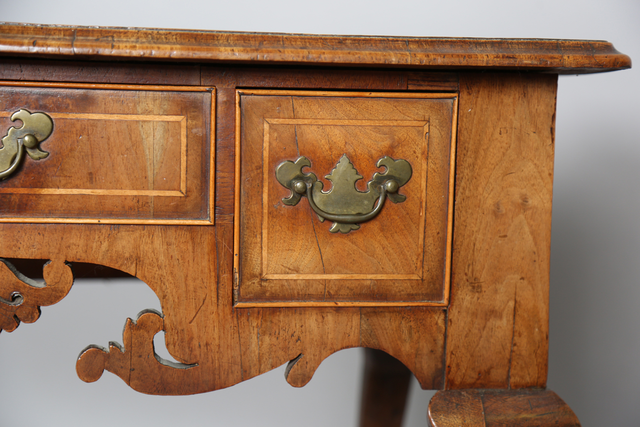 A George I walnut and crossbanded kneehole lowboy, fitted with three drawers above a fretwork apron, - Bild 9 aus 14