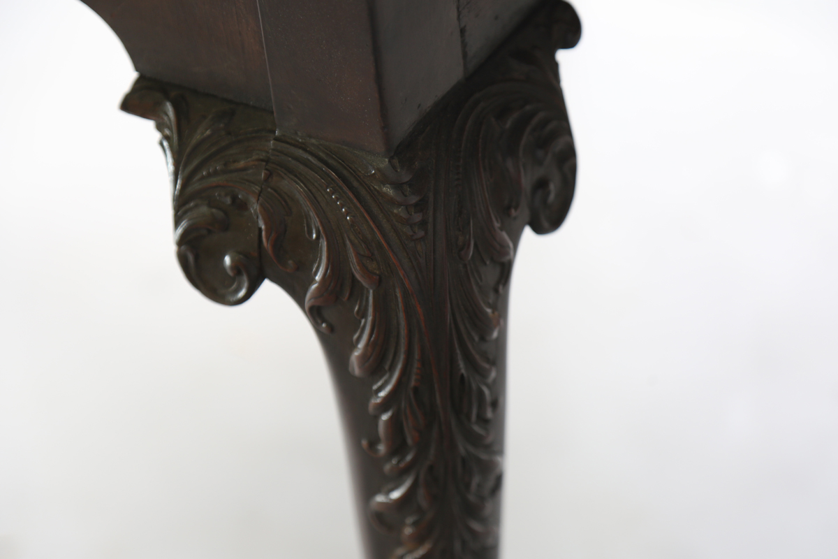 A George III Irish mahogany oval drop-flap dining table, the cabriole legs finely carved with - Bild 6 aus 20