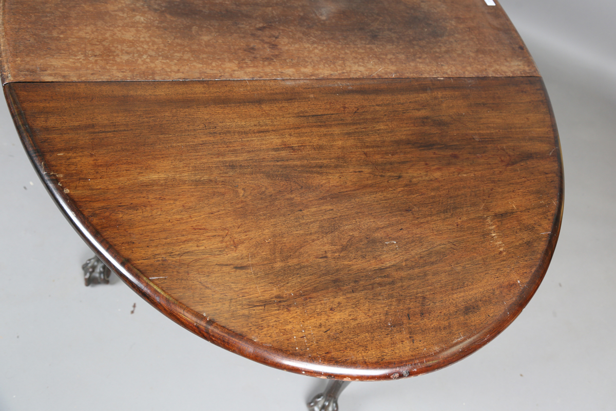 A George III Irish mahogany oval drop-flap dining table, the cabriole legs finely carved with - Bild 18 aus 20